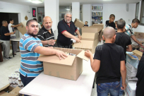 بالصور: لجنة الزكاة المحلية بيافا تستعد لتوزيع مئات الطرود الغذائية بمناسبة شهر رمضان